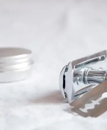 Reusable metal razor