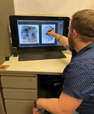 Examination and documentation of fingerprints on screen
